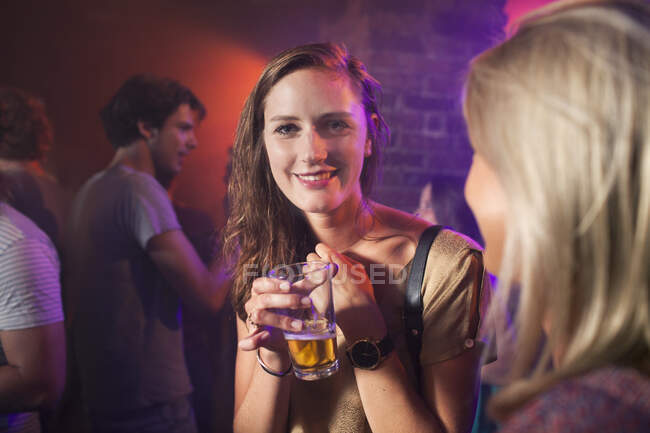 Giovani donne che festeggiano nel club — Foto stock