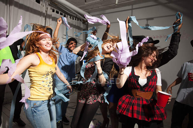 Люди танцуют на вечеринке с стримерами — стоковое фото