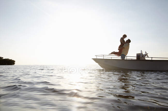 Seniorenpaar umarmt sich auf Motorboot — Stockfoto