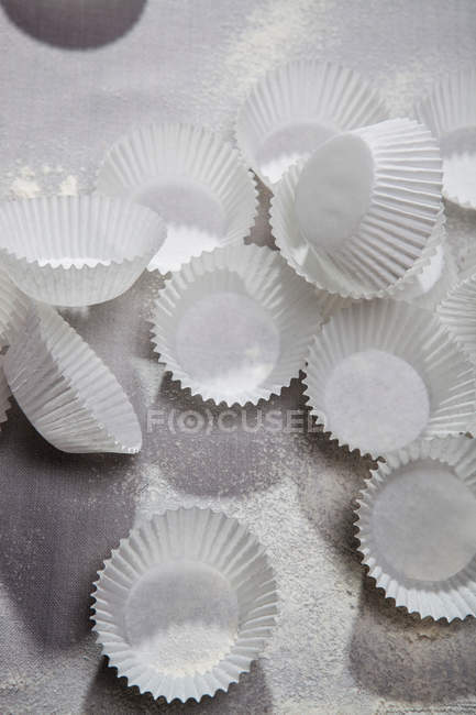 Cupcake wrappers e farinha — Fotografia de Stock