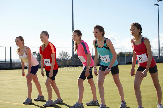 Runners lined up to race in field — Stock Photo