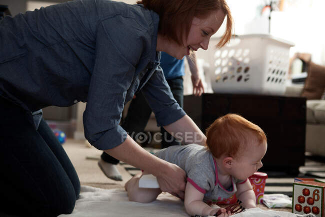 Мама з донечкою грають на підлозі. — стокове фото