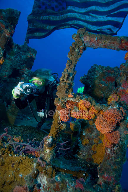 Scuba diver takes picture. — Stock Photo