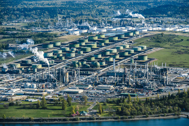 Serbatoi di stoccaggio di petrolio verde nella raffineria di petrolio — Foto stock