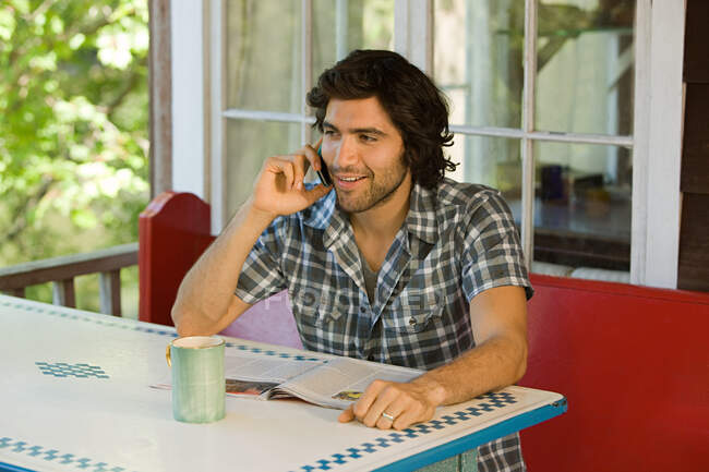 Hombre joven en el teléfono celular - foto de stock