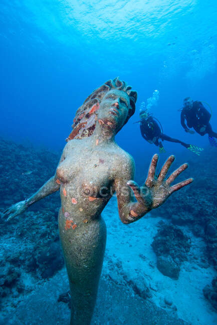 Mergulhadores e estátua de Amphitrite — Fotografia de Stock