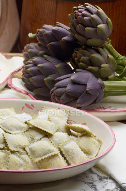 Fresh pasta with cheese and artichokes — Stock Photo