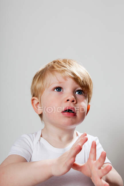 Мальчик жестикулирует руками — стоковое фото