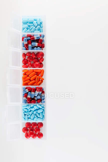 Draufsicht, Pillen im Veranstalter, Nah- und Hochsicht — Stockfoto
