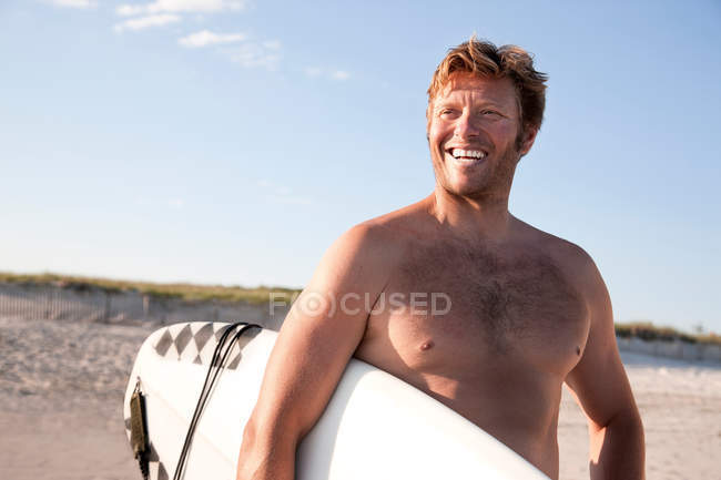 Portrait de Surfer détournant les yeux — Photo de stock