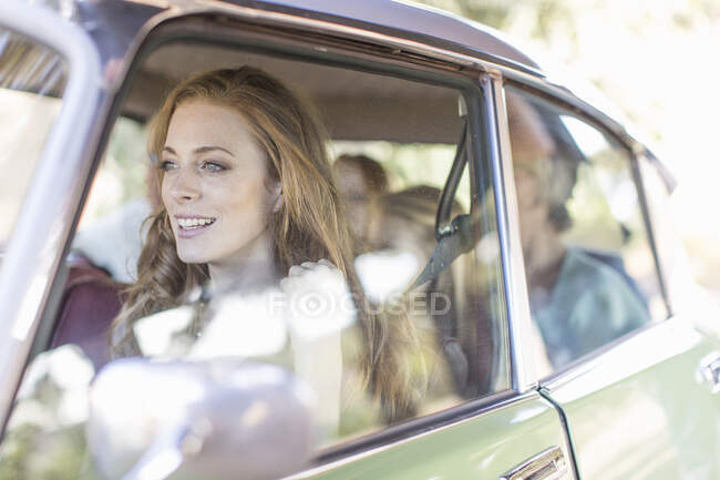 Familia en coche juntos, haciendo viaje por carretera - foto de stock