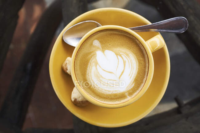 Vista aérea del café con leche en taza y platillo, Antigua, Guatemala - foto de stock