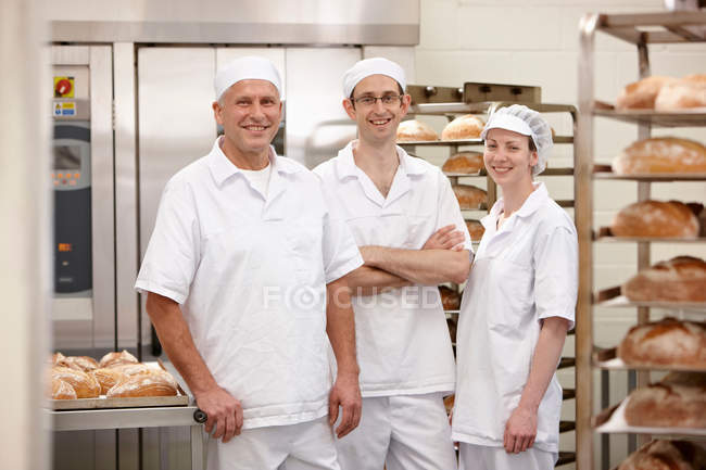 Chefs sorrindo juntos na cozinha — Fotografia de Stock