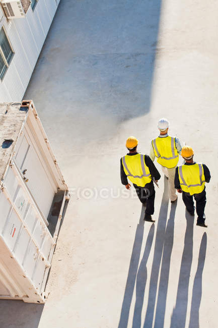 Trabajadores proyectando sombras en el sitio - foto de stock