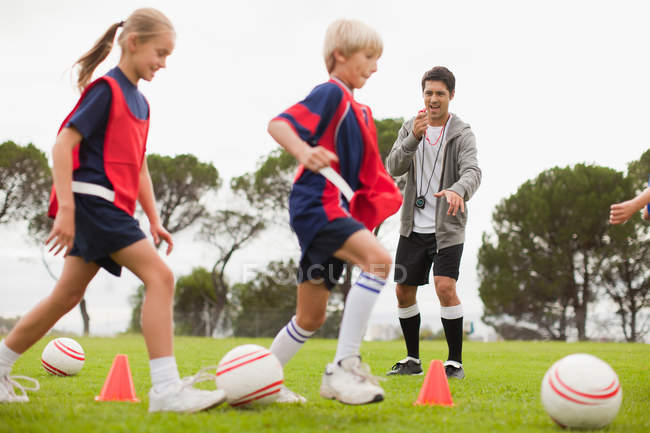Allenatore formazione squadra di calcio per bambini — Foto stock