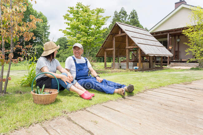 Paar entspannt auf Rasen — Stockfoto
