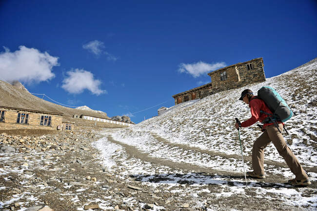 Wanderin nähert sich einem Dorf, Thorung La, Nepal — Stockfoto