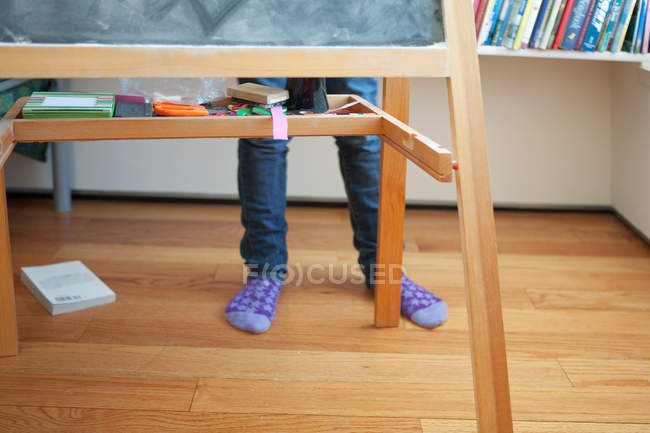 Abgeschnittenes Bild eines Mädchens, das hinter der Tafel steht — Stockfoto