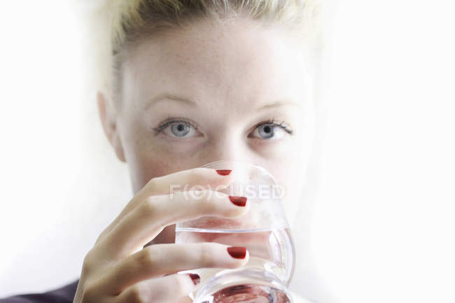Mulher beber copo de vinho, foco seletivo — Fotografia de Stock