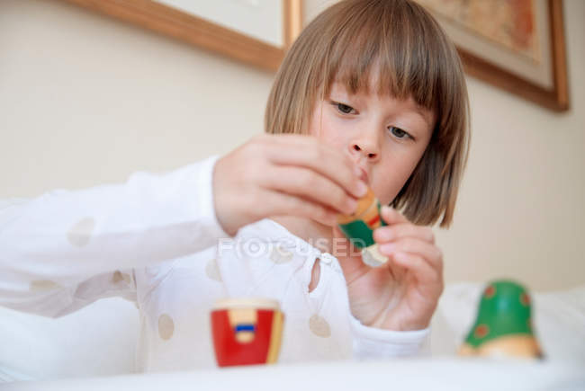Girl playing with nesting doll — Stock Photo