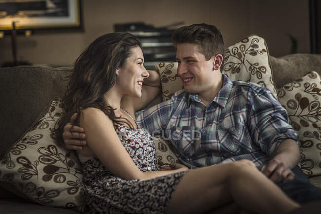 Романтична молода пара сидить на вітальні диван — стокове фото