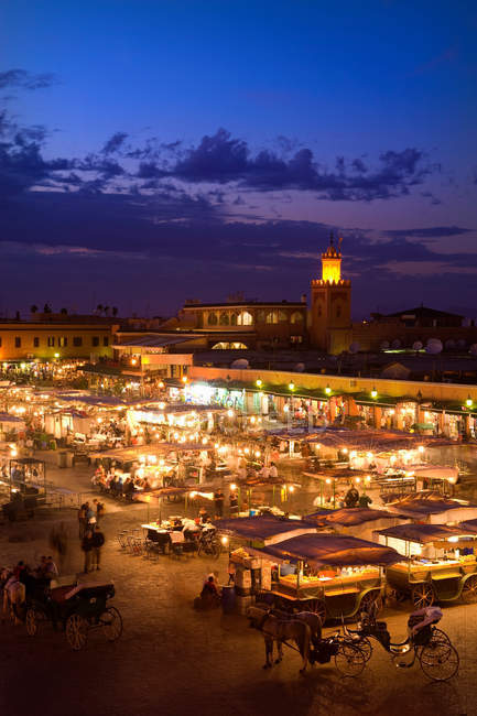 Vista aérea del mercado al aire libre por la noche - foto de stock