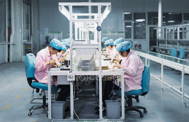Trabajadoras en fábrica de ensamblaje de paneles solares, Solar Valley, Dezhou, China - foto de stock