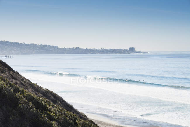 Distant view of surfers at sea, Black Beach, La Jolla, California, USA — Stock Photo