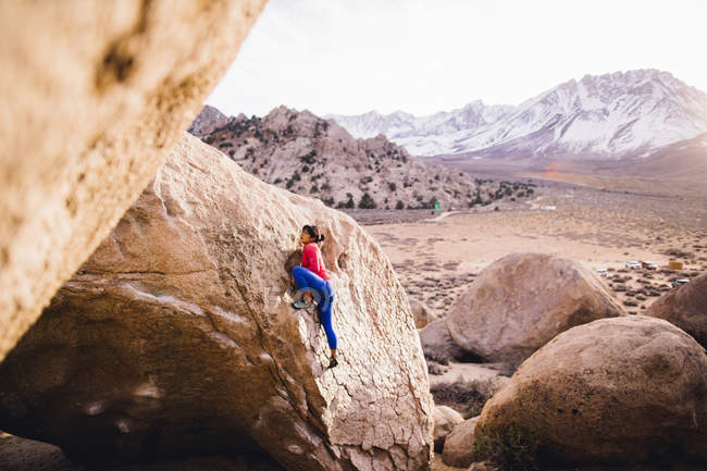 Mulher escalada, Buttermilk Boulders, Bishop, Califórnia, EUA — Fotografia de Stock