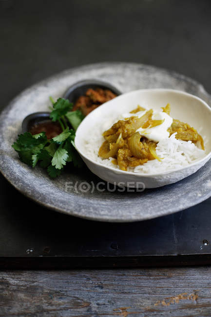 Cuenco de pollo al curry con arroz - foto de stock