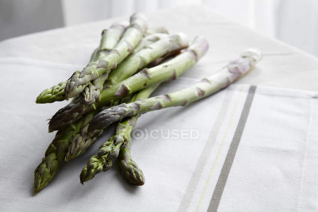 Tiges d'asperges sur tissu — Photo de stock