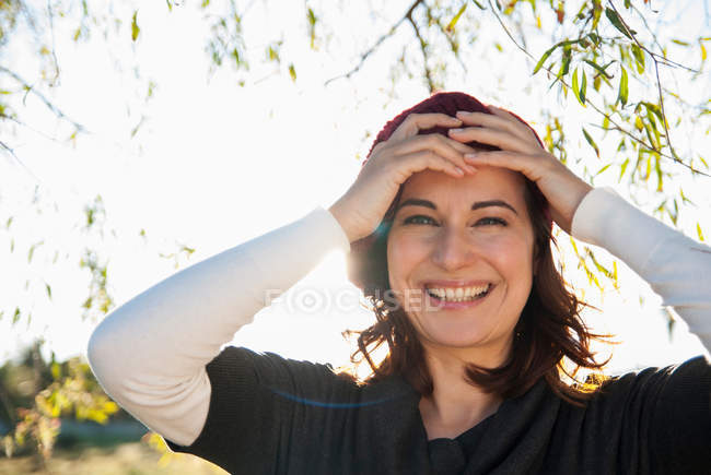 Lächelnde Frau hält sich die Stirn — Stockfoto