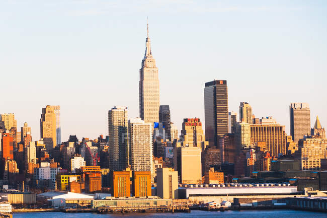 Paisaje urbano con río Hudson y edificio Empire State, Nueva York, EE.UU. - foto de stock