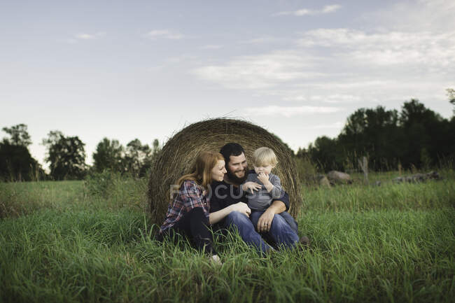 Retrato de jovem família no campo — Fotografia de Stock