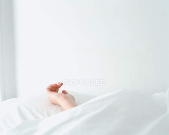 Main d'une femelle reposant sur un oreiller — Photo de stock