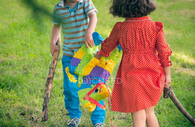 Niños abriendo piñata en fiesta - foto de stock
