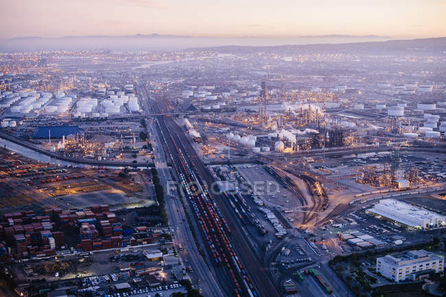 Vista della raffineria di petrolio la sera — Foto stock