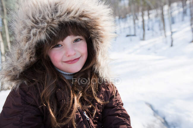 Chica vistiendo abrigo de invierno, retrato - foto de stock