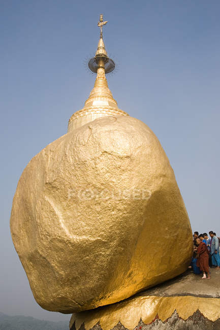 Kyaiktiyo pagoda sobre roca dorada - foto de stock