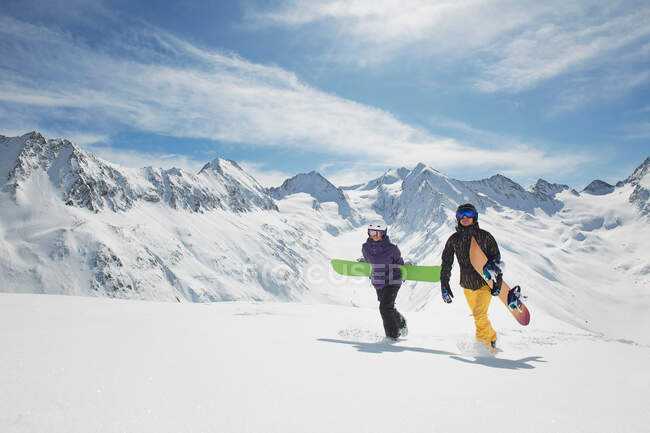 Dois snowboarders caminhando na neve, Obergurgl, Áustria — Fotografia de Stock