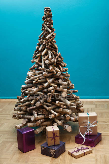 Arbre de Noël avec cadeaux en dessous — Photo de stock