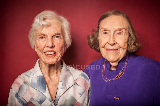 Retrato de dos mujeres mayores - foto de stock