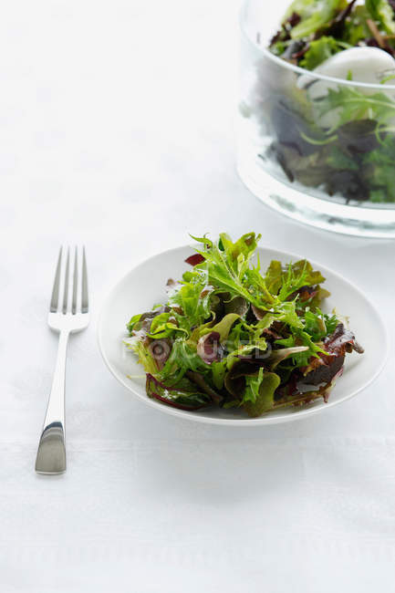 Зеленые салаты в мисках — стоковое фото