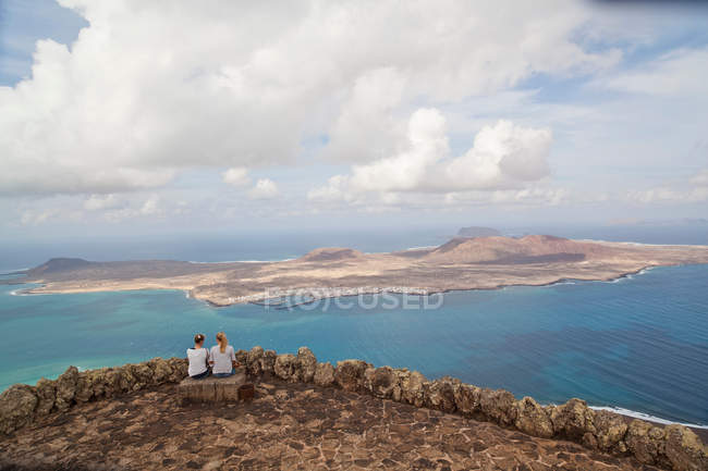 Dos mujeres con vistas a las islas tropicales - foto de stock