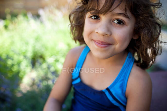 Portrait de jeune fille portant un maillot de bain bleu — Photo de stock