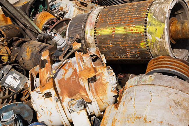 Двигатели на свалке отходов — стоковое фото