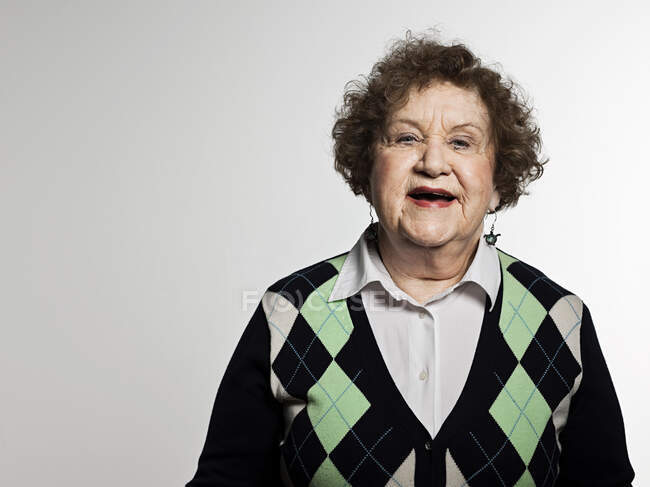 Stuido Porträt einer fröhlichen Seniorin — Stockfoto