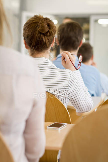 Empresários sentados em seminário — Fotografia de Stock