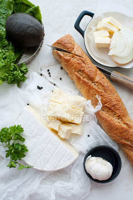 Pão, queijo, alho e manteiga — Fotografia de Stock