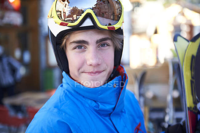 Ragazzo in vacanza sugli sci — Foto stock
